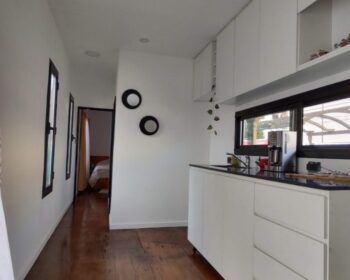 Cocina de una vivienda modular hecha con contenedores marítimos