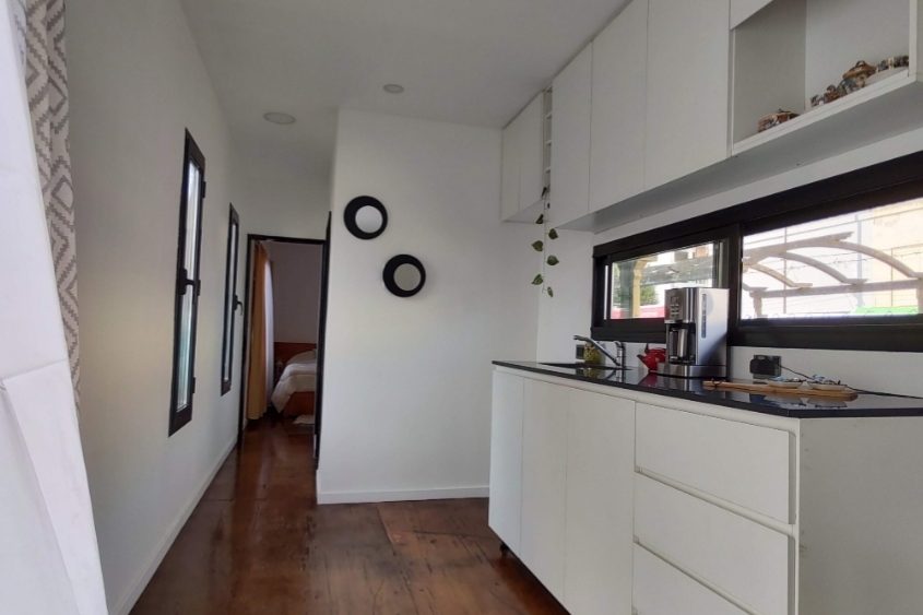 Cocina de una vivienda modular hecha con contenedores marítimos